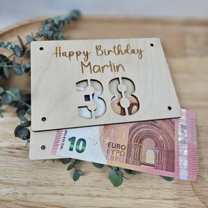 Geschenkkarte für Geld oder Gutscheine
Größe ca. 14x9,5 cm aus 3mm Birkensperrholz
Personalisiert mit Namen und das Alter des Geburtstagskindes als Zahl
Geldgeschenk Geburtstag 18, Geldgeschenk Geburtstag 50, Gutschein zum Geburtstag