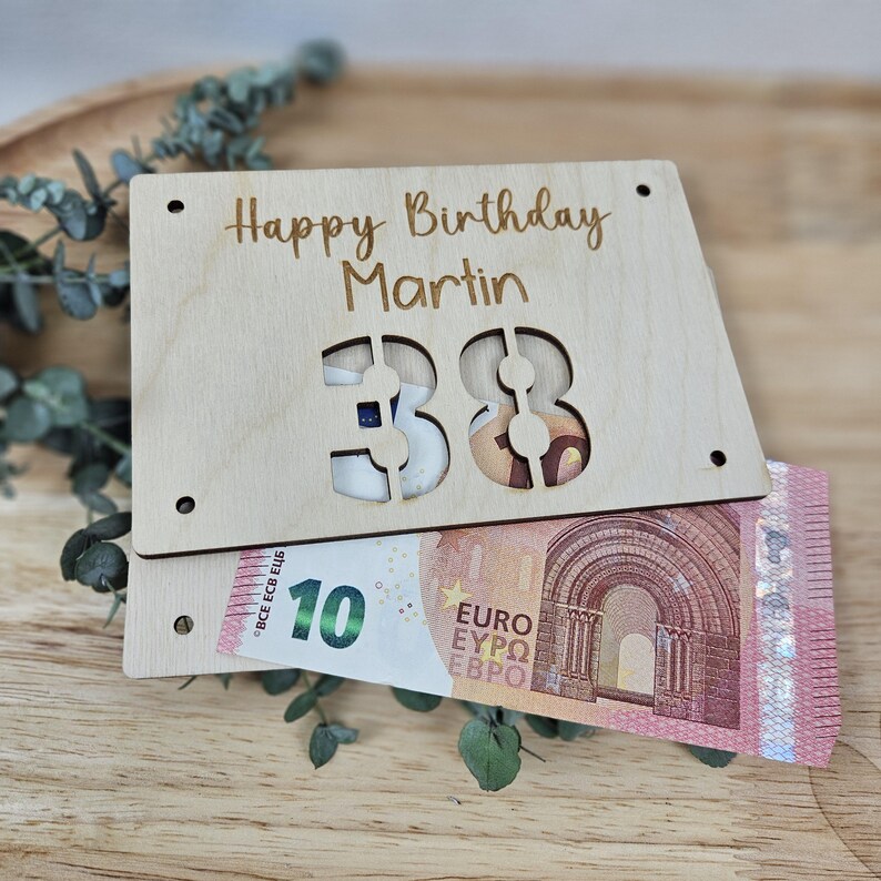 Geschenkkarte für Geld oder Gutscheine
Größe ca. 14x9,5 cm aus 3mm Birkensperrholz
Personalisiert mit Namen und das Alter des Geburtstagskindes als Zahl
Geldgeschenk Geburtstag 18, Geldgeschenk Geburtstag 50, Gutschein zum Geburtstag