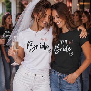 Tshirts in weiß oder schwarz mit schwarzer oder weißer Aufschrift zum JGA
Bride oder Team Bride. Personalisiert mit Namen. Farbe des Names immer in Kupfer
Ideen zum Jga Frauen, Jga T-shirts, Team Bride Shirts