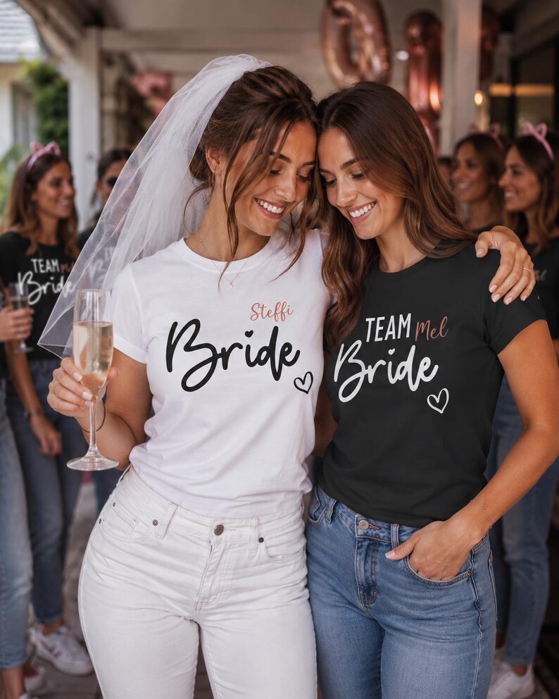 Tshirts in weiß oder schwarz mit schwarzer oder weißer Aufschrift zum JGA
Bride oder Team Bride. Personalisiert mit Namen. Farbe des Names immer in Kupfer
Ideen zum Jga Frauen, Jga T-shirts, Team Bride Shirts