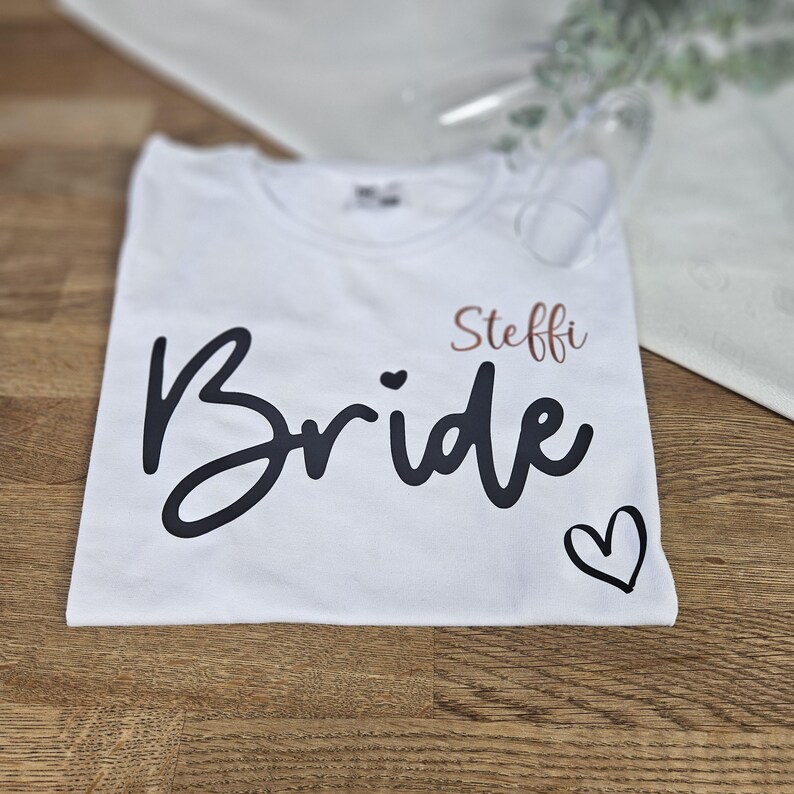 Tshirts in weiß oder schwarz mit schwarzer oder weißer Aufschrift zum JGA
Bride oder Team Bride. Personalisiert mit Namen. Farbe des Names immer in Kupfer
Ideen zum Jga Frauen, Jga T-shirts, Team Bride Shirts