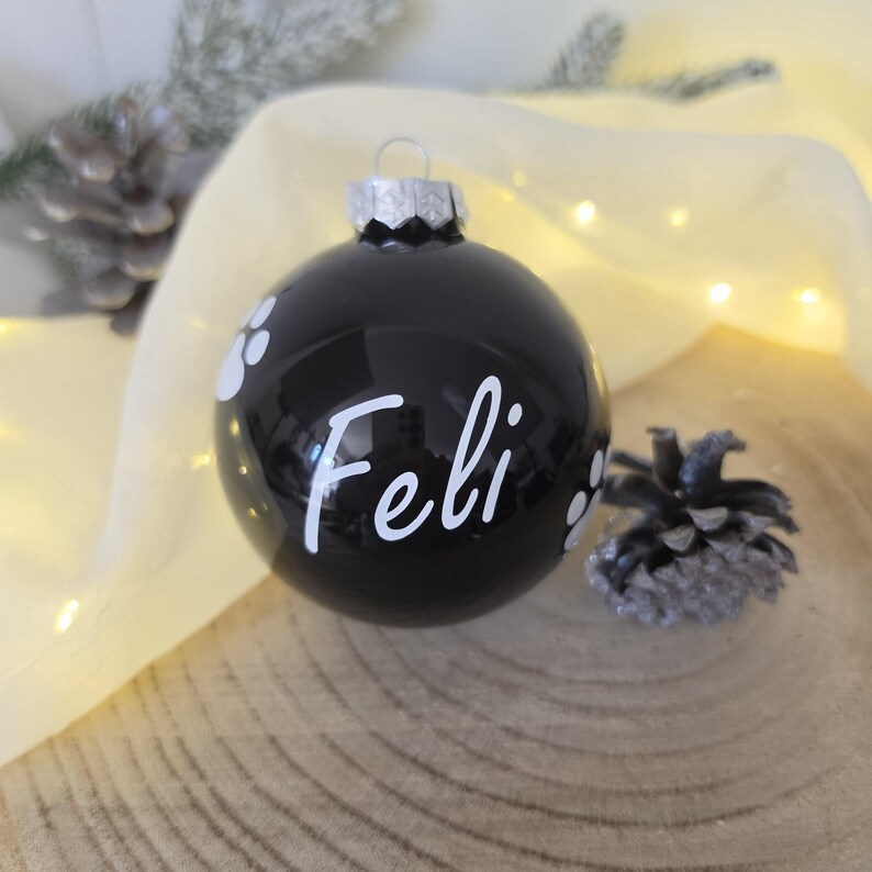 Personalisierte Weihnachtskugeln in 6 Farben in matt und glänzend
Mit Name und wahlweise Pfoten, Engelsflügel, Schneeflocken oder Rentiere

Geschenkideen Hundebesitzer, Weihnachtsbaumkugeln Personalisiert, Weihnachtskugel Personalisiert