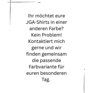 K&ouml;nnte beinhalten: Ein wei&szlig;es rechteckiges Schild mit schwarzem Text: Ihr m&ouml;chtet eure JGA-Shirts in einer anderen Farbe? Kein Problem! Kontaktiert mich gerne und wir finden gemeinsam die passende Farbvariante f&uuml;r euren besonderen Tag. Der Text ist von d&uuml;nnen schwarzen Linien umrahmt.