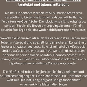Op de afbeelding: Tekst op bruine achtergrond: "Hoogwaardige gesublimeerde hondenbakken - veilig, duurzaam en voedselveilig." De tekst beschrijft de kommen als met een briljant, kleurintensief oppervlak en vaatwasmachinebestendig.