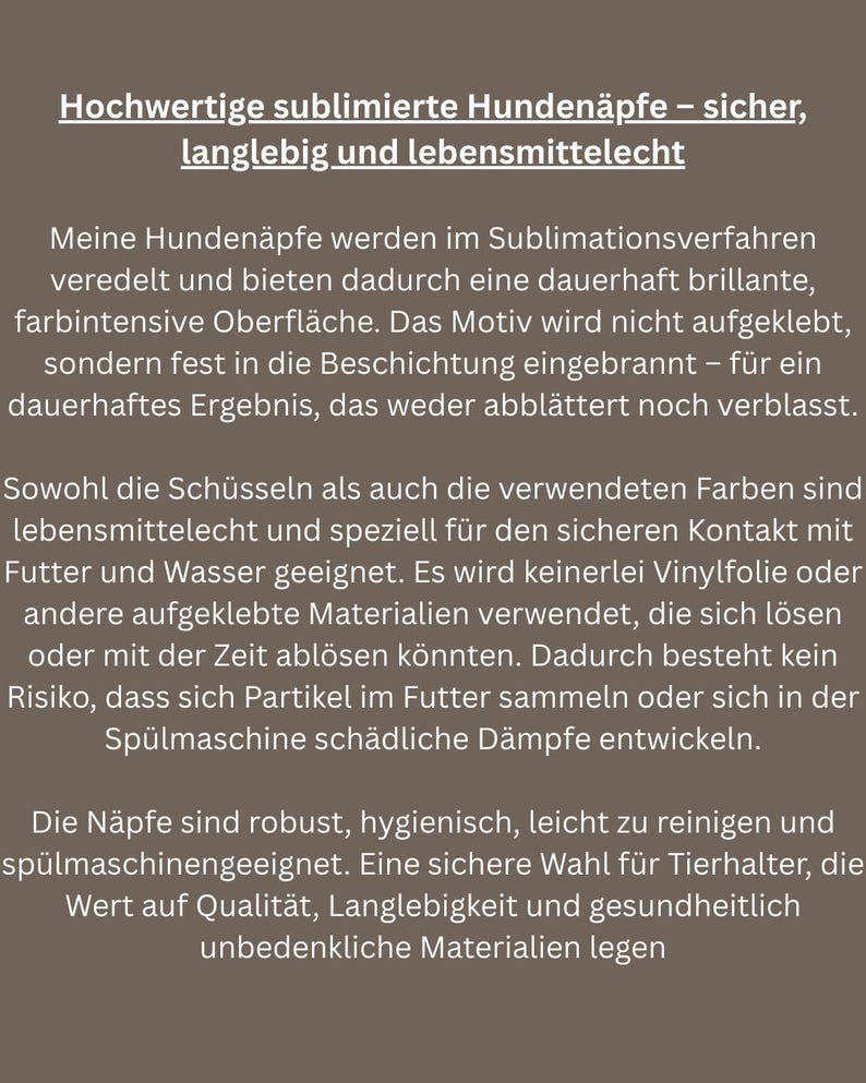 Op de afbeelding: Tekst op bruine achtergrond: "Hoogwaardige gesublimeerde hondenbakken - veilig, duurzaam en voedselveilig." De tekst beschrijft de kommen als met een briljant, kleurintensief oppervlak en vaatwasmachinebestendig.