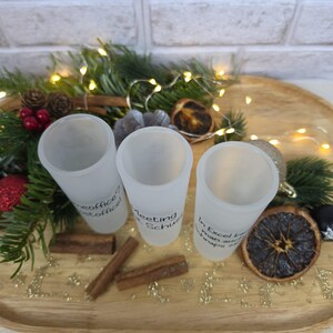 Satinierte Schnapsgläser mit 80ml
3 Designs zur Auswahl
„Homeoffice? Prostoffice!“, „Meeting mit Schuss“ oder „In Excel kann man auch Schnaps zählen“

Kleine Weihnachtsgeschenke, Shot Glas, Weihnachtsgeschenke für Papa