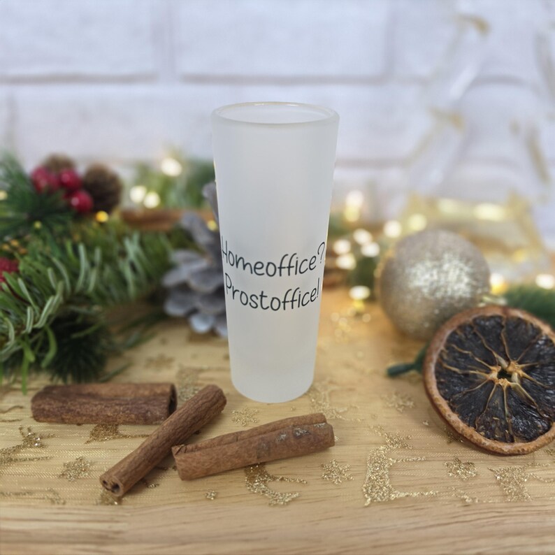 Satinierte Schnapsgläser mit 80ml
3 Designs zur Auswahl
„Homeoffice? Prostoffice!“, „Meeting mit Schuss“ oder „In Excel kann man auch Schnaps zählen“

Kleine Weihnachtsgeschenke, Shot Glas, Weihnachtsgeschenke für Papa
