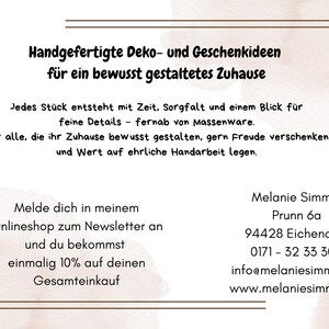 K&ouml;nnte beinhalten: Eine wei&szlig;e Informationskarte mit braunen Rahmenlinien und Text. Der Text lautet: Handgefertigte Deko- und Geschenkideen f&uuml;r ein bewusst gestaltetes Zuhause. Jedes St&uuml;ck entsteht mit Zeit, Sorgfalt und einem Blick f&uuml;r feine Details &ndash; fernab von Massenware. F&uuml;r alle, die ihr Zuhause bewusst gestalten, gern Freude verschenken und Wert auf ehrliche Handarbeit legen. Melde dich in meinem Onlineshop zum Newsletter an und du bekommst einmalig 10% auf deinen Gesamteinkauf. Melanie Simmel, Prunn 6a, 94428 Eichendorf, 0171 - 32 33 304, info@melaniesimmel.de, www.melaniesimmel.de.