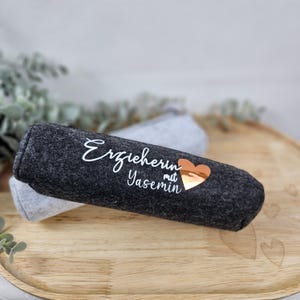 Stiftemäppchen aus Filz in Dunkelgrau mit weißer Aufschrift oder Hellgrau in schwarzer Aufschrift
Aufschrift wählbar Erzieherin oder Lehrerin mit Herz (Herzform-kein Text) und Namen
Geschenk Erzieherin Abschied, Geschenk für Erzieherin, Geschenk Lehrerin Abschied