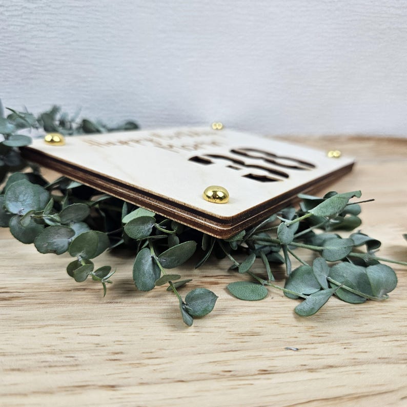 Geschenkkarte für Geld oder Gutscheine
Größe ca. 14x9,5 cm aus 3mm Birkensperrholz
Personalisiert mit Namen und das Alter des Geburtstagskindes als Zahl
Geldgeschenk Geburtstag 18, Geldgeschenk Geburtstag 50, Gutschein zum Geburtstag