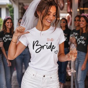 Tshirts in weiß oder schwarz mit schwarzer oder weißer Aufschrift zum JGA
Bride oder Team Bride. Personalisiert mit Namen. Farbe des Names immer in Kupfer
Ideen zum Jga Frauen, Jga T-shirts, Team Bride Shirts