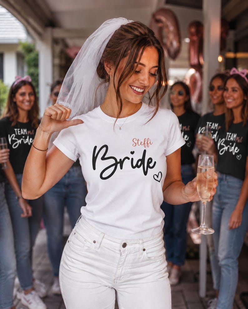 Tshirts in weiß oder schwarz mit schwarzer oder weißer Aufschrift zum JGA
Bride oder Team Bride. Personalisiert mit Namen. Farbe des Names immer in Kupfer
Ideen zum Jga Frauen, Jga T-shirts, Team Bride Shirts