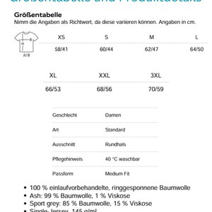 K&ouml;nnte beinhalten: Eine Gr&ouml;&szlig;entabelle und Produktdetails f&uuml;r ein T-Shirt. Sie enth&auml;lt eine Tabelle mit den Gr&ouml;&szlig;en XS bis 3XL und den entsprechenden Ma&szlig;en in cm. Zudem werden Spezifikationen wie Rundhals, Medium Fit, 40 Grad Celsius Waschbarkeit sowie Materialzusammensetzungen aus Baumwolle und Viskose aufgef&uuml;hrt.