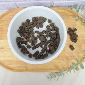 Keramiknapf in weiß für Futter oder Wasser
Design: Mampfschüssel oder Schlabbernapf
Geschenk Hundebesitzer, Hund Wassernapf, Napf für Hunde