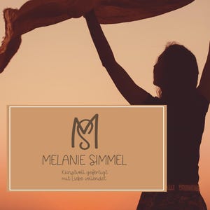 May include: Silhouette of a person holding a flowing scarf against a sunset backdrop. The image features a logo with the name "Melanie Simmel" and the text "Kunstvoll gefertigt mit Liebe vollendet."