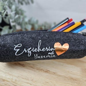 Stiftemäppchen aus Filz in Dunkelgrau mit weißer Aufschrift oder Hellgrau in schwarzer Aufschrift
Aufschrift wählbar Erzieherin oder Lehrerin mit Herz (Herzform-kein Text) und Namen
Geschenk Erzieherin Abschied, Geschenk für Erzieherin, Geschenk Lehrerin Abschied