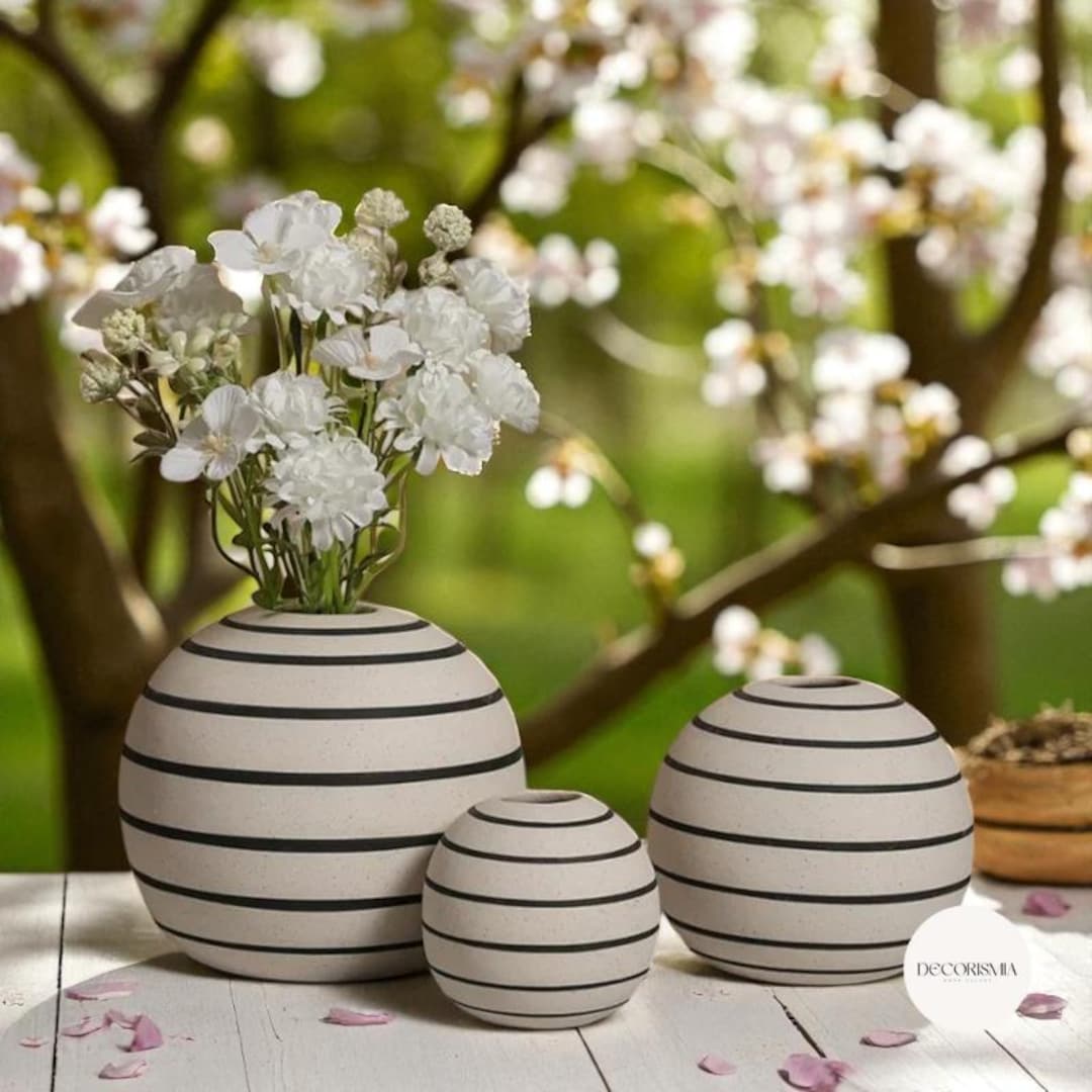 手作りの白い陶器の球形花瓶：モダンな幾何学模様のストライプ模様の