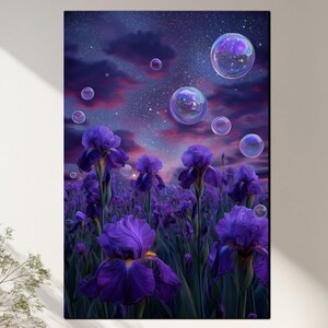 Könnte beinhalten: Leinwanddruck mit einem Feld aus violetten Schwertlilien unter einem sternenübersäten Himmel. Große, transparente Blasen schweben über den Blumen. Das Kunstwerk wird in einem Wohnzimmer an einer weißen Wand ausgestellt.