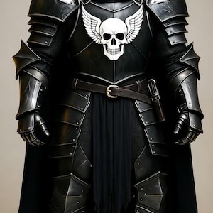 Puede incluir: Una armadura negra completa con una capucha. La armadura presenta un emblema de calavera blanca con alas en el pecho. Una capa negra y un cintur&oacute;n con hebilla completan la est&eacute;tica del caballero medieval.