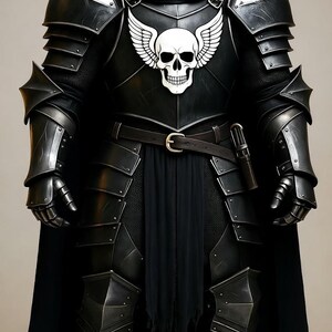 Puede incluir: Una armadura negra completa con una capucha con capucha. La armadura presenta un emblema de calavera blanca con alas en el pecho. Una capa negra y un cintur&oacute;n con hebilla completan la est&eacute;tica del caballero medieval.