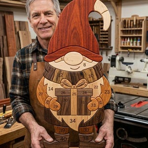 Könnte beinhalten: Ein Holzpuzzle in Wichtelform mit verschiedenen Holztönen und Maserungen. Das Puzzle besteht aus ineinandergreifenden Teilen, die jeweils mit einer Zahl von 6 bis 40 versehen sind und eine bärtige Figur mit einem Geschenk bilden. Der Wichtel trägt eine hohe Mütze.
