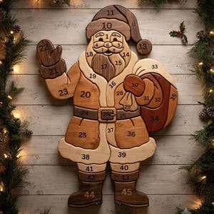 Könnte beinhalten: Ein hölzernes Weihnachtsmann-Puzzle aus verschiedenen Braun- und Beigetönen. Die Figur besteht aus ineinandergreifenden Teilen, die jeweils von 1 bis 45 nummeriert sind. Das Design zeigt den Weihnachtsmann mit Mütze, Bart, Mantel, Gürtel und Sack.