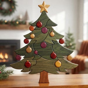 Peut inclure: Une décoration de sapin de Noël en bois composée d'une structure étagée teintée en vert avec un tronc marron et une étoile en bois naturel au sommet. L'arbre est orné d'ornements circulaires incrustés dans des tons de bois rouge, violet et jaune.