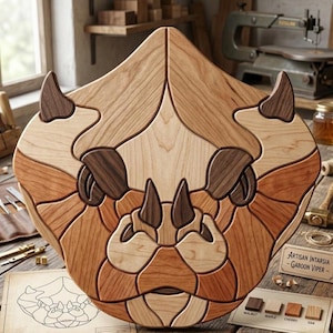 Puede incluir: Una marquetería artesanal de madera de una víbora Gabón. La obra de arte está hecha de varios tipos de madera, incluyendo nogal, arce, cerezo y roble, en tonos marrones y beige. La pieza se exhibe sobre una superficie de madera con herramientas y un plano.