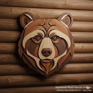 Puede incluir: Una obra de arte mural hecha a mano con la cabeza de un oso de madera. El oso está construido con varias tonalidades de madera, incluyendo beige claro, marrón medio y marrón oscuro. La obra de arte está montada sobre un fondo de troncos de madera. El texto "Handmade Rustic Intarsia Wall Art" es visible.