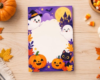 Może przedstawiać: Prostokątna kartka papieru listowego z motywem Halloween, z pustym białym miejscem pośrodku, otoczonym ilustracjami dwóch białych duchów, czarnego kota, dwóch dyń, nawiedzonego domu, pełni księżyca i kolorowych jesiennych liści.