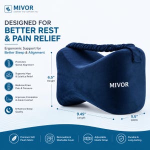 Może przedstawiać: Granatowa poduszka pod kolano z marką "MIVOR". Poduszka ma 24 cm długości, 14 cm szerokości i 16,5 cm wysokości. Została zaprojektowana z myślą o lepszym wypoczynku i uśmierzaniu bólu, z wyjmowaną i zmywalną poszewką.