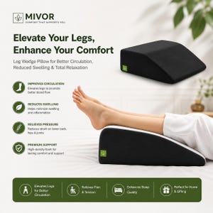 Może przedstawiać: Czarno-biała poduszka klinowa do nóg z napisem "Elevate Your Legs, Enhance Your Comfort". Zaprojektowana do podnoszenia nóg, poprawy krążenia i zmniejszenia obrzęku. Wykonana z pianki o dużej gęstości.