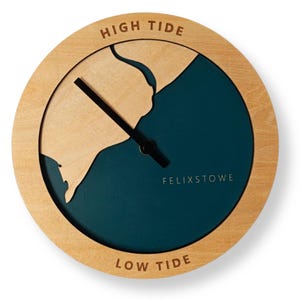 Op de afbeelding: Een ronde houten getijdenklok met een blauwgroen midden en een licht houten rand. De wijzerplaat heeft een kaartachtig ontwerp met de woorden "HIGH TIDE" en "LOW TIDE" en de naam "FELIXSTOWE". De wijzers zijn zwart.