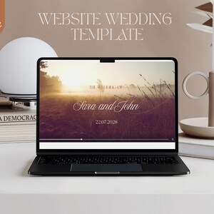 Peut inclure: Un ordinateur portable affiche un modèle de site web de mariage avec le texte "The Wedding of Sara and John" et la date "22.07.2028". Les mots "Website Wedding Template" sont en haut. L'image est modifiée dans Canva.
