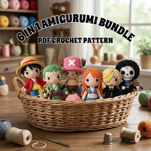 Puede incluir: Una cesta de mimbre contiene seis figuras amigurumi de ganchillo de personajes de anime. Las figuras tienen varios colores de pelo y atuendos. La cesta está sobre una superficie de madera con hilo y herramientas de ganchillo. El texto encima de la cesta dice "6 IN 1 AMIGURUMI BUNDLE PDF CROCHET PATTERN."
