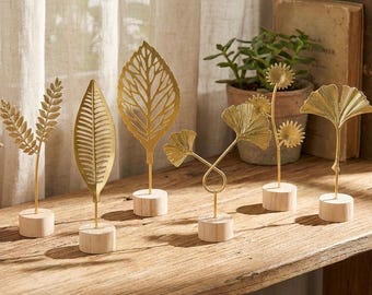 Metallblatt-Skulptur-Schreibtisch-Dekor, goldenes botanisches Ornament mit Holzständer, ästhetisches Home-Styling-Akzent, Regaldekor, Tischkunst-Geschenk