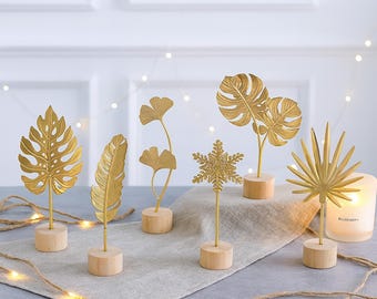 Goldener Metallblatt-Dekor auf Holzsockel, moderne minimalistische Tischverzierung, nordische botanische Skulptur, Schreibtischdekoration, Feiertagsgeschenkakzent