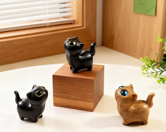 Enfeite de gato de madeira adorável com olhos grandes – Gatinho da sorte artesanal olhando para cima. Presente com sino, decoração encantadora para casa e escritório, ideal para amantes de gatos.