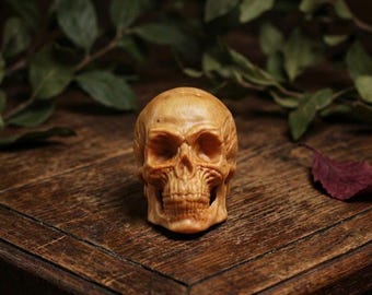 Handskuren dödskallefigur mini träskulptur, gotisk skrivbordsprydnad, Halloween-skräckdekor, liten samlarkonstgåva för hemmet