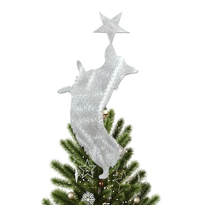 Könnte beinhalten: Ein silberner Weihnachtsbaumschmuck in Form eines Corgis, der nach einem Stern greift. Der glitzernde Corgi befindet sich auf einem geschmückten Weihnachtsbaum mit Ornamenten und Lichtern.