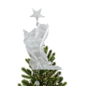 Pode incluir: Um enfeite de árvore de Natal de metal prateado em forma de lobo alcançando uma estrela. O lobo é texturizado e fica no topo de uma árvore de Natal verde decorada com enfeites e luzes. Uma decoração festiva.