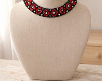 Handgefertigtes ukrainisches Perlenschmuckset, rot-schwarzes florales Silyanka-Choker-Armband