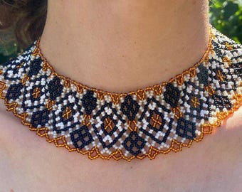 Collar con cuentas hecho a mano / Collar llamativo en negro, blanco y dorado / Joyería ucraniana para mujer