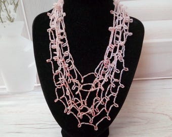 Rosa pärlhalsband i spets | Handgjort halsband med fröpärlor | Eleganta statement-smycken | Romantisk halsband