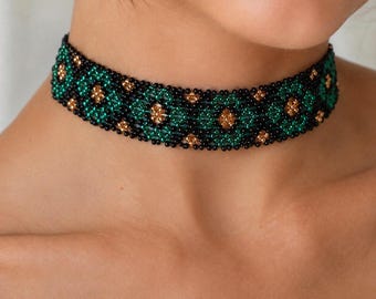 Smaragdgrüne Perlenkette, handgefertigter ukrainischer Volksschmuck, Statement-Choker im Boho-Stil