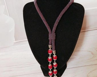 Handgefertigte Halskette aus burgunderfarbenen Rocailles mit roten Akzenten, Boho-Schmuck