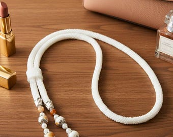 Handgefertigte Halskette aus weißen Saatperlen, eleganter Boho-Schmuck, Perlenverzierungen