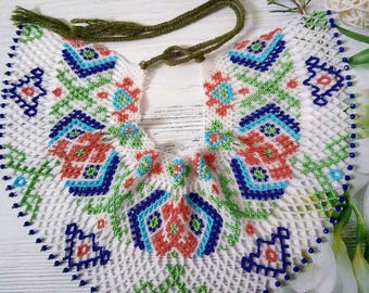 Handgewebtes, weißes Gerdan-Choker mit Perlen: Tschechische Rocailles, geometrische Volksmotive