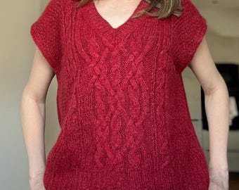 Handgestrickte rote übergroße Pullover-Weste, Zopfmuster Alpaka-Weste, weiche handgefertigte Strickware, gemütlicher ärmelloser Damen-Pullover S / M