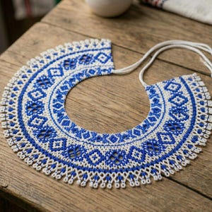Ukrainskt pärlhalsband | Blåvitt geometriskt folkhalsband, handgjort Sylyanka Gerdan
